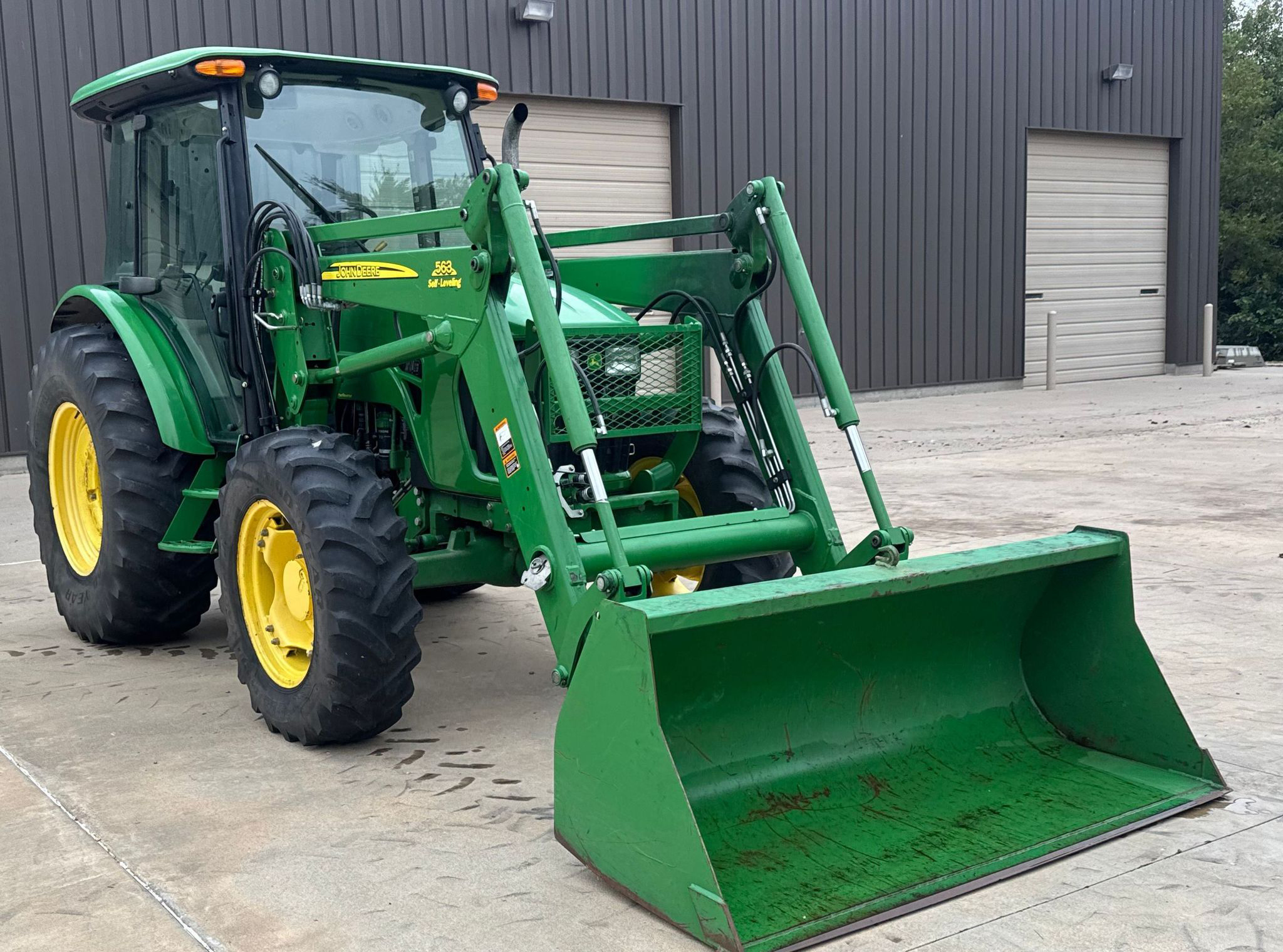 2010 John Deere 5085M MFWD - photo 3