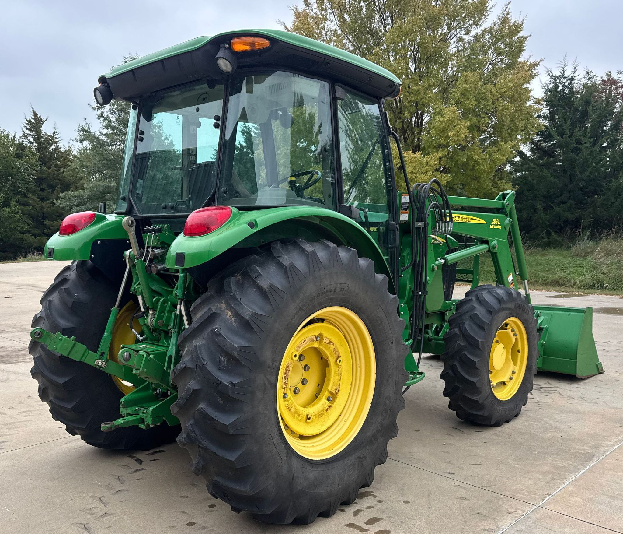 2010 John Deere 5085M MFWD - photo 5