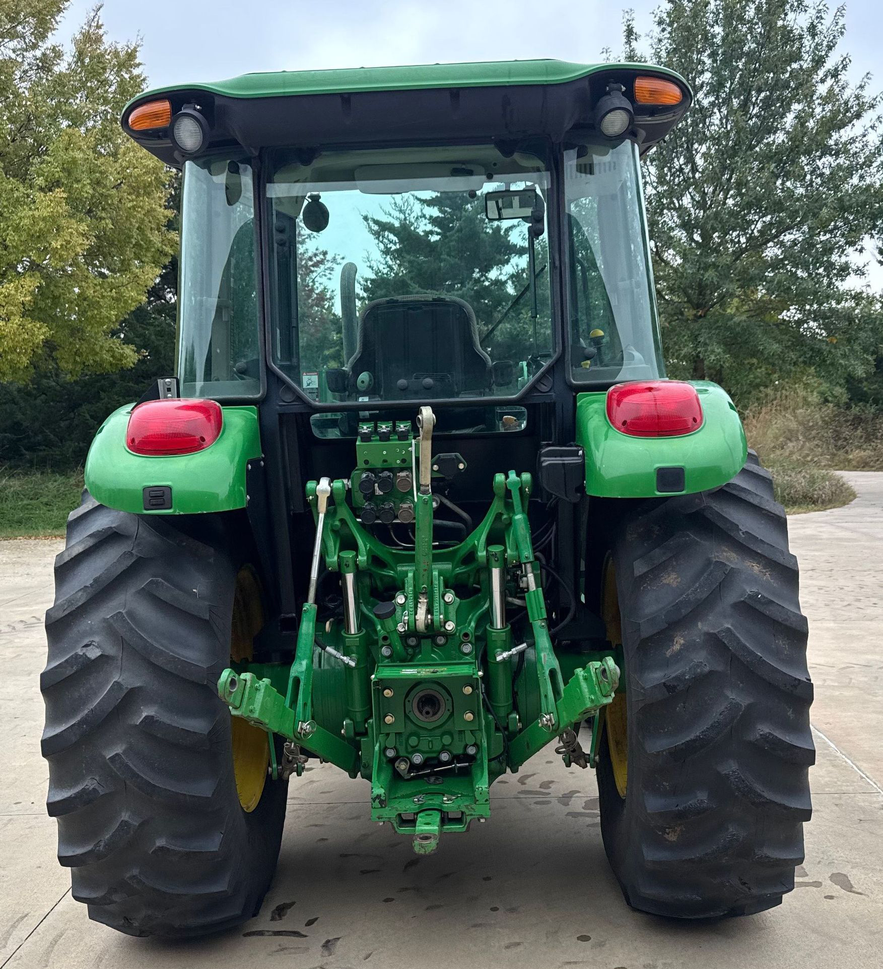 2010 John Deere 5085M MFWD - photo 6