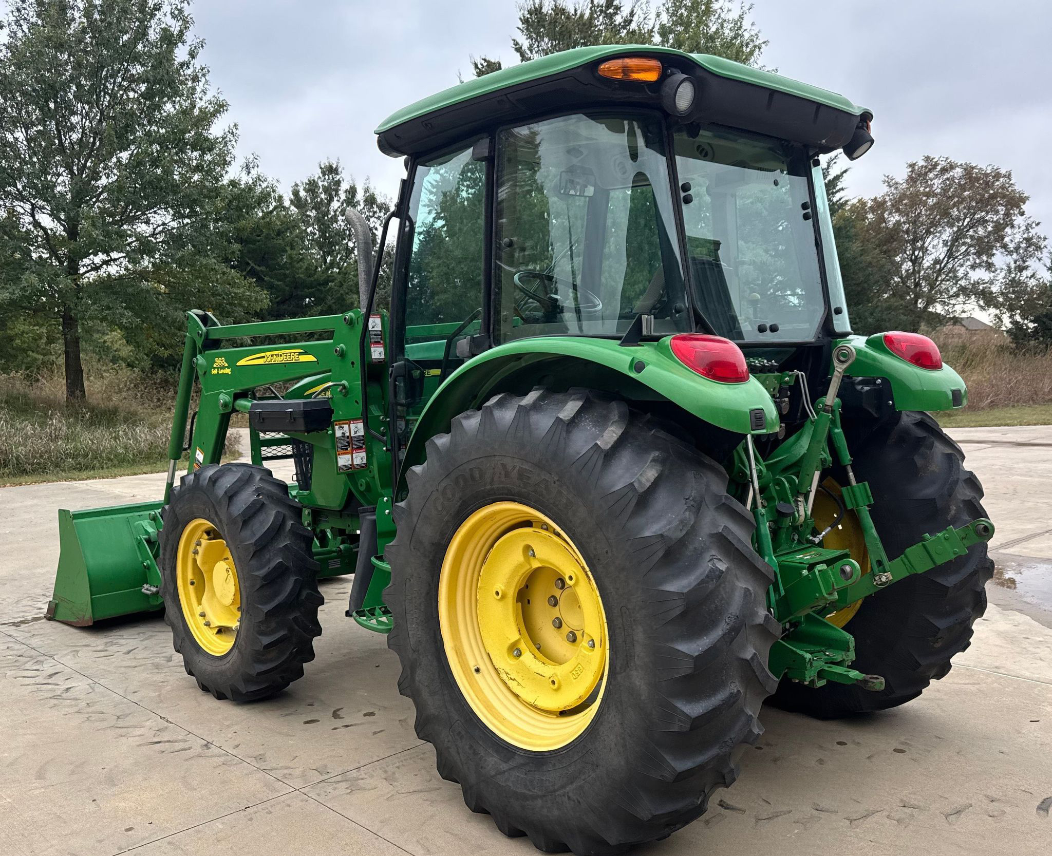 2010 John Deere 5085M MFWD - photo 7