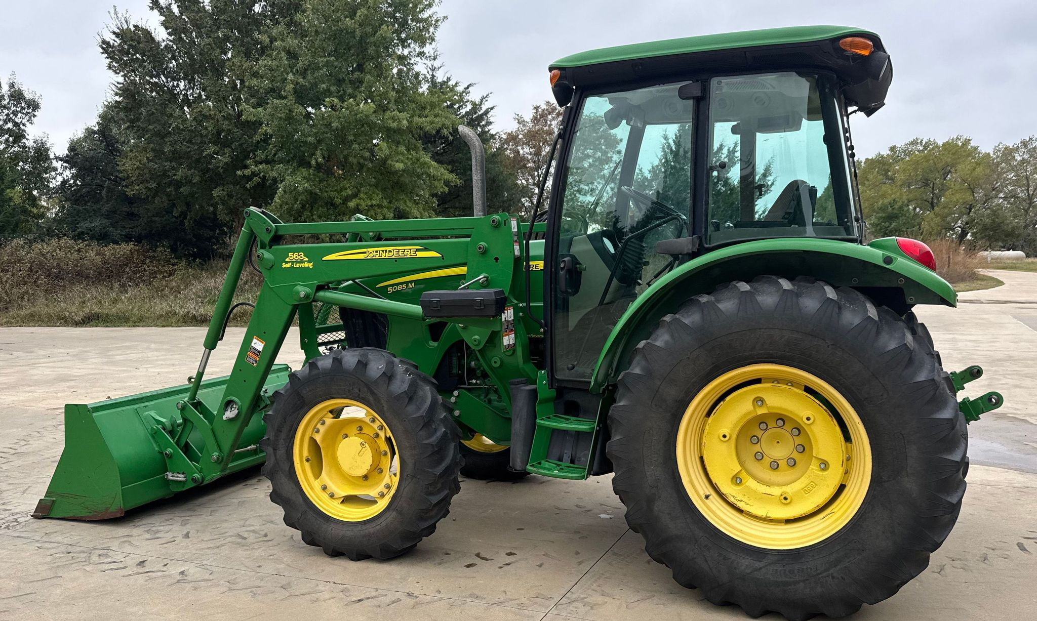 2010 John Deere 5085M MFWD - photo 8