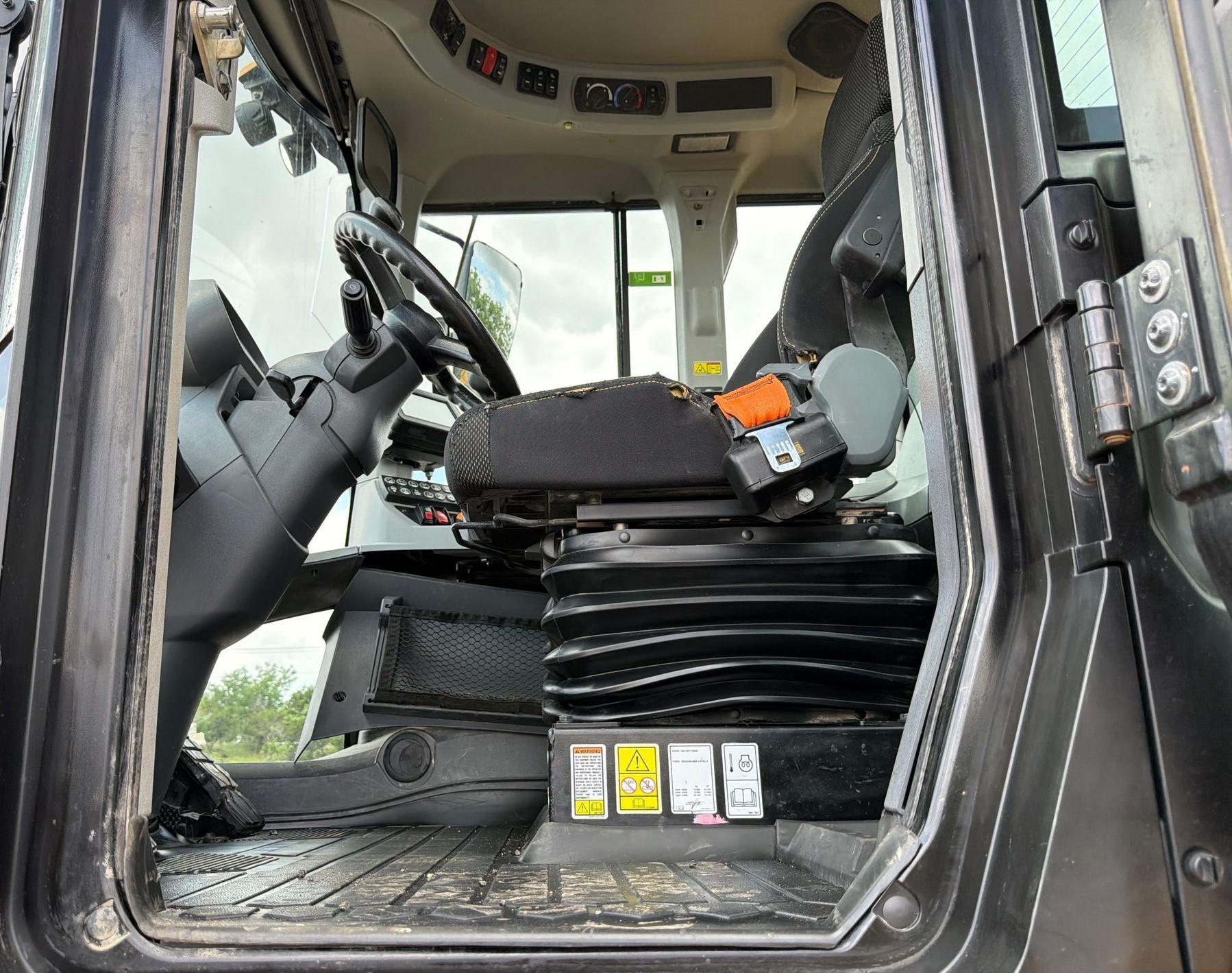 2022 Caterpillar 938M - photo 11